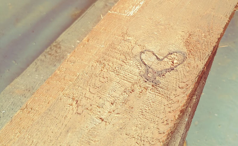 Dřevěné srdce v desce